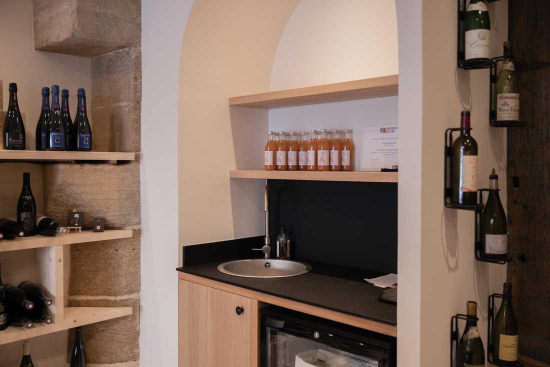 Espace dégustation de vin dans la boutique