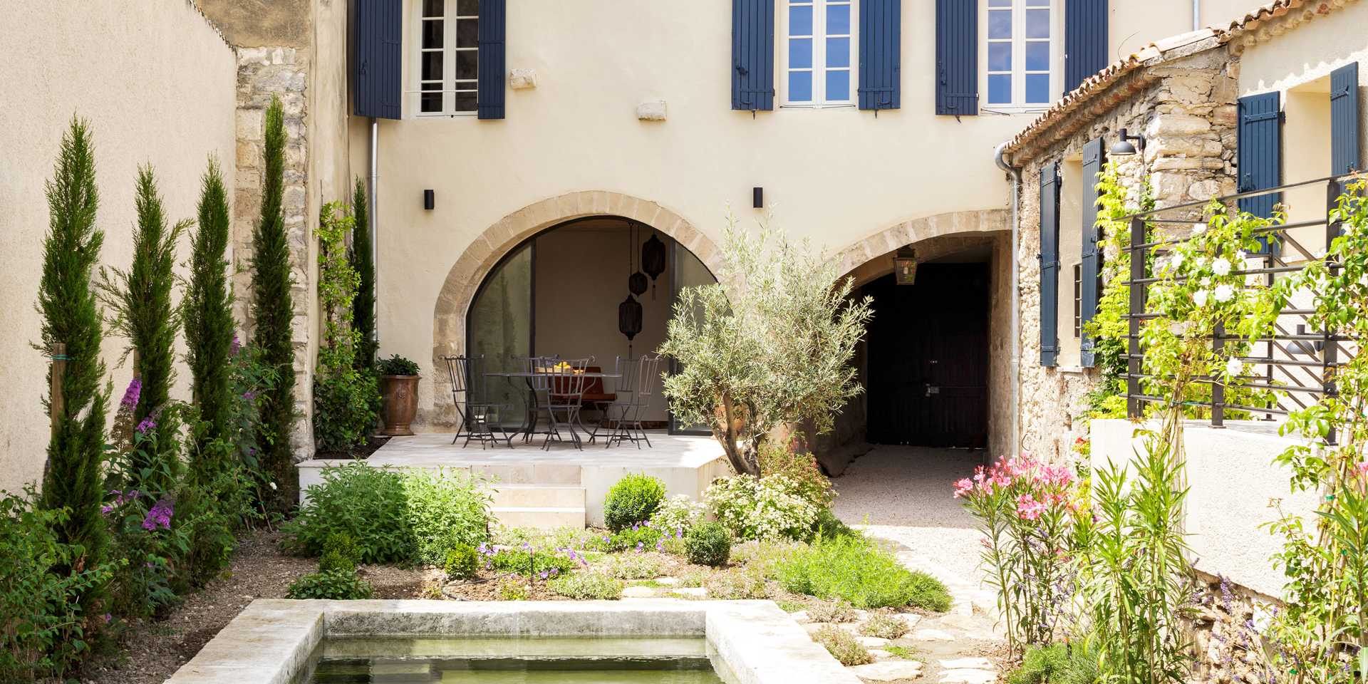 Landscaping of the terrace of a farmhouse in the Luberon