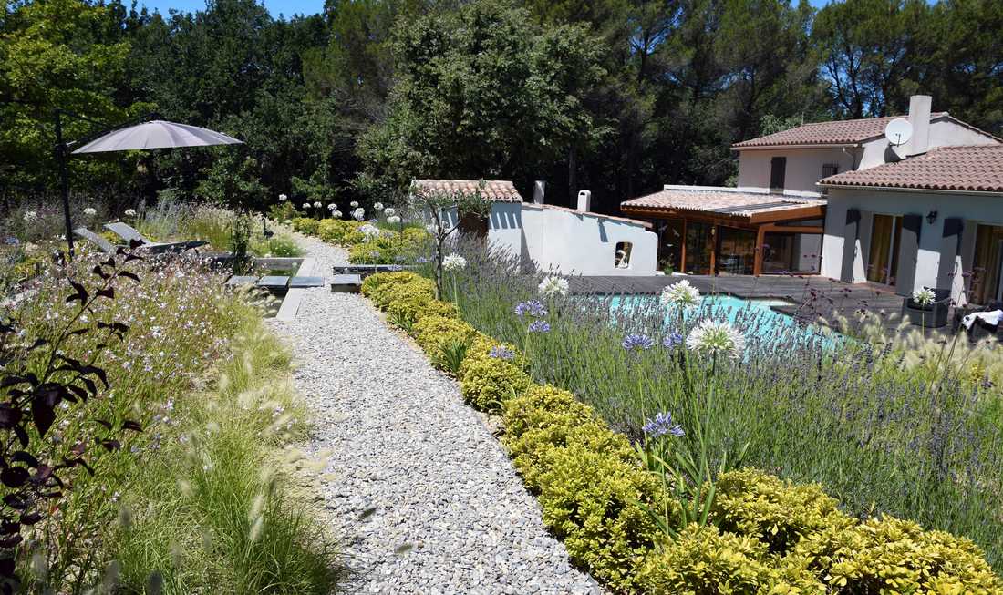 Chemin dans un jardin paysagé provencal