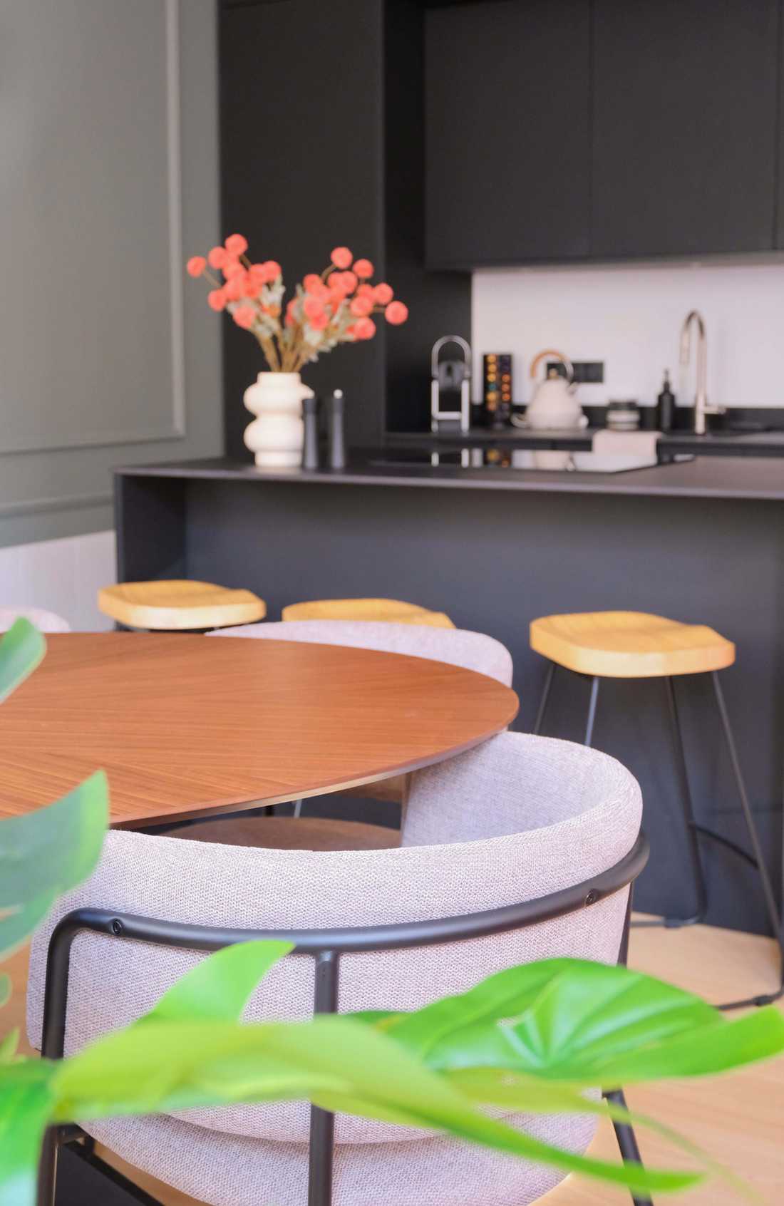 Salle à manger ouverte dans un appartement conçu pour la location à Avignon