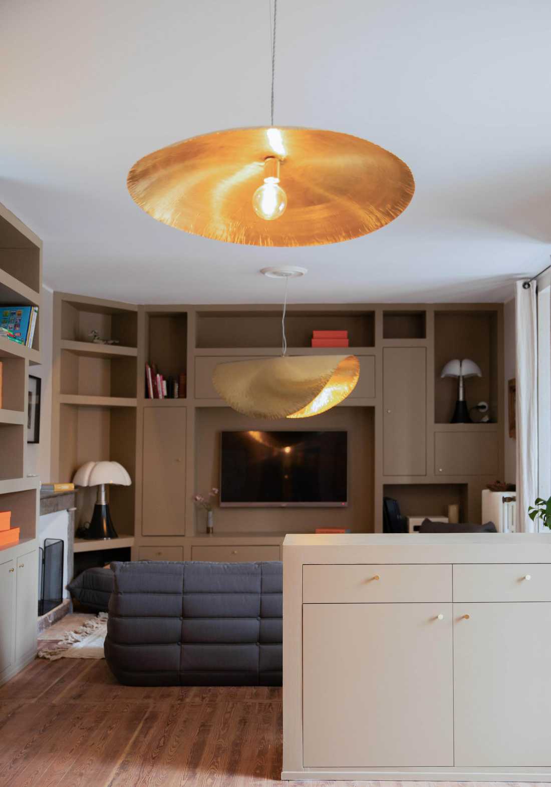 Meuble séparatif beige pour améliorer la circulation entre l'entrée et le salon