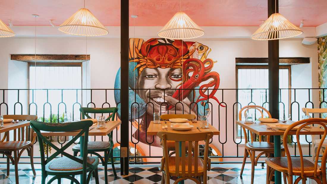 Mezzanine d'un restaurant créée par un architecte d'interieur en région Provence-Alpes-Côte d'Azur